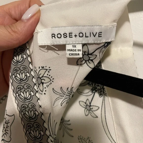ROSE + OLIVE Women’s Off White/Black Floral Top SZ 1X - Picture 6 of 7